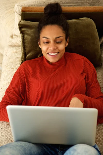 Mulher bonita usando laptop no sofá — Fotografia de Stock