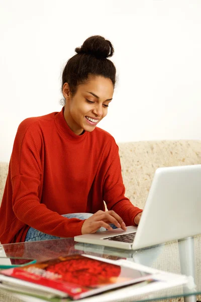 Jovem legal trabalhando no laptop em casa — Fotografia de Stock