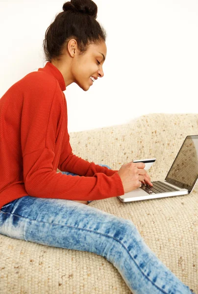 Mujer joven sonriente con portátil —  Fotos de Stock