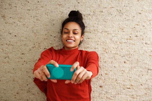 Attraktiv ung kvinna med en selfie — Stockfoto