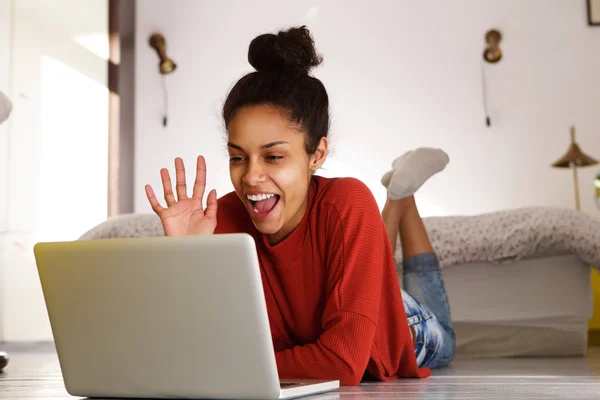 Gülümseyen kadın yapmak video seslenmek üstünde laptop — Stok fotoğraf