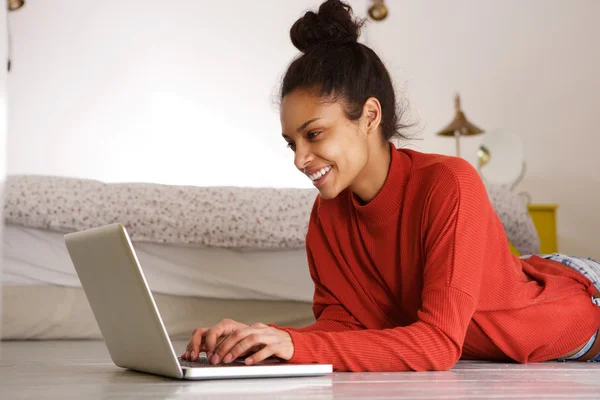 Fiatal nő használja laptop otthon — Stock Fotó