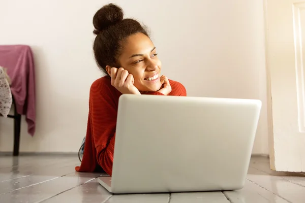 Jovem com laptop deitado no chão — Fotografia de Stock