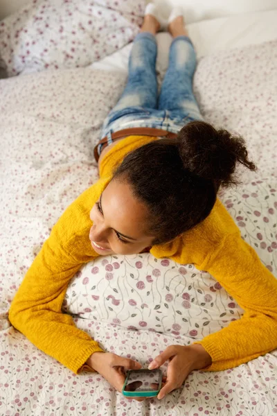 Junge Frau mit Handy — Stockfoto