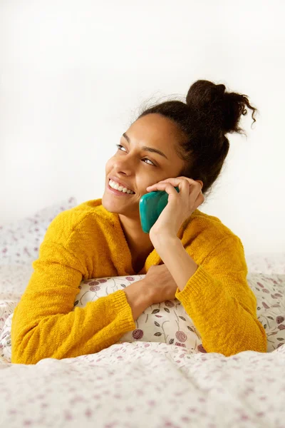 Jonge vrouw praten op mobiele telefoon — Stockfoto