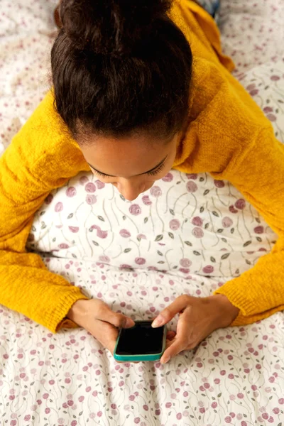 Jonge vrouw met mobiele telefoon — Stockfoto