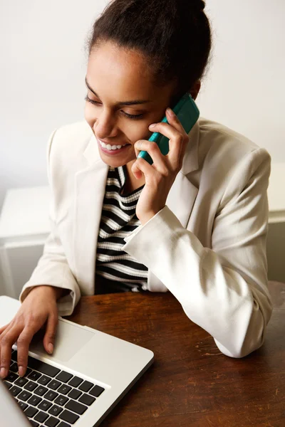 Jeune femme travaillant dans le bureau — Photo