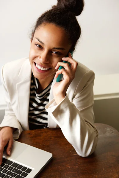 Sourire jeune femme d'affaires — Photo