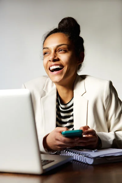 Femme d'affaires avec ordinateur portable et téléphone portable — Photo