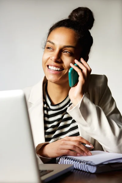 Mujer de negocios moderna sonriendo — Foto de Stock