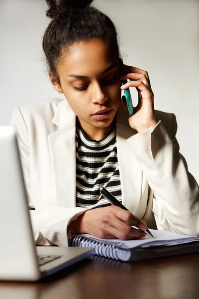 Mujer de negocios hablando por teléfono móvil — Foto de Stock