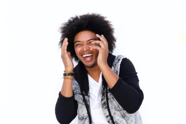 Genç adam gülüyor.