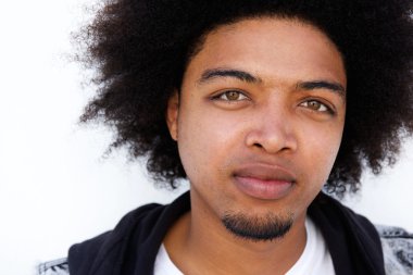 Ciddi genç adam siyah 