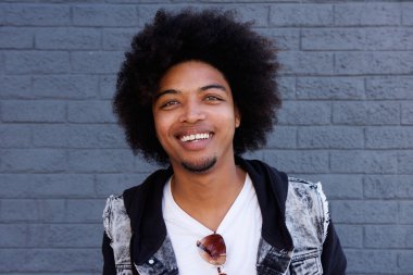 Kendinden emin genç adam. 