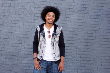 Genç adam ile Afro gülümseyen 