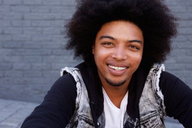 Afro ile gülümseyen genç adam