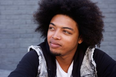 Afro uzağa arıyorsunuz ile genç adam