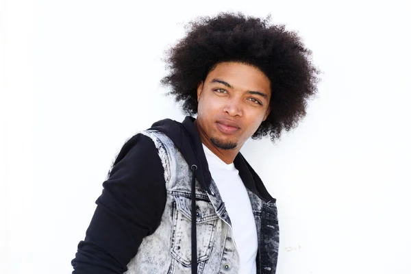 Ernster junger Mann mit Afro — Stockfoto