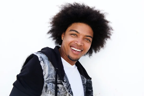 Jovem sorridente com afro — Fotografia de Stock