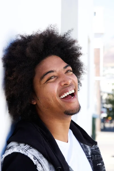 Jonge man met afro lachen buiten — Stockfoto