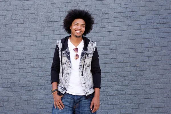 Jovem com afro sorrindo — Fotografia de Stock