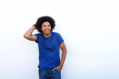 Saç el ile gülen genç siyah adam