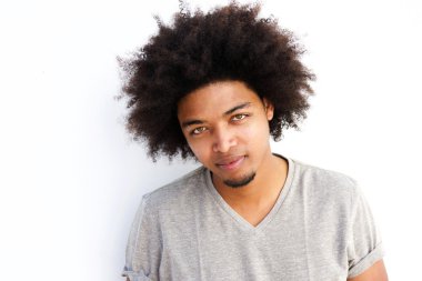 Afro serin genç zenci adamla kapatın