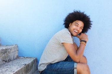 neşeli Afro-Amerikan erkek 