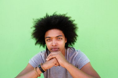 Yeşil arka plana karşı afro ile cool adam