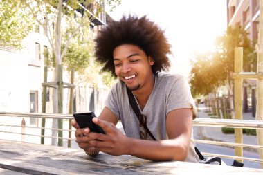 Cep telefonu ile Cool genç adam