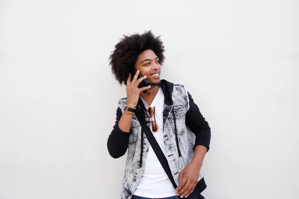 Lachende zwarte man praten op mobiele telefoon — Stockfoto