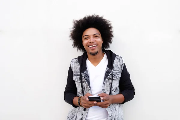 Cool zwarte kerel houden van mobiele telefoon — Stockfoto