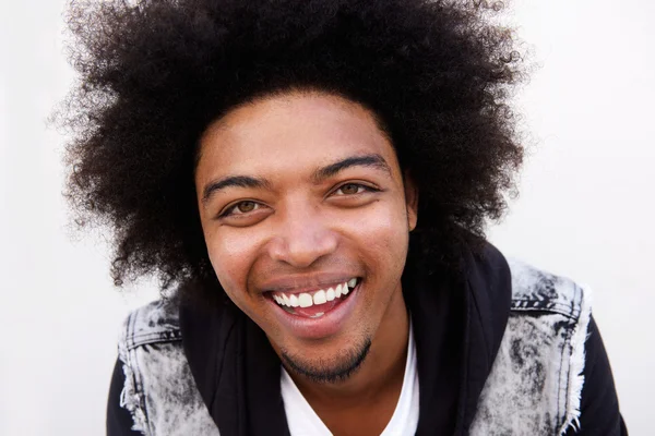 Крутой молодой черный парень с афро-смехом — стоковое фото