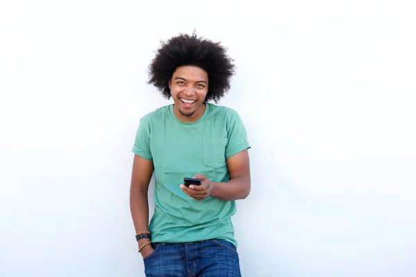 Glimlachende man met mobiele telefoon — Stockfoto