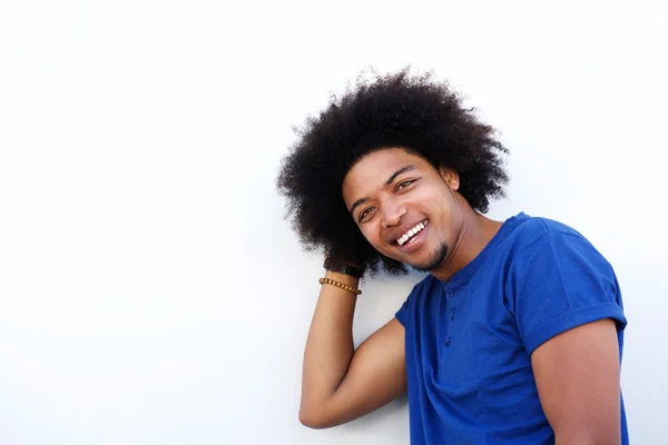 Detailní záběr cool chlapík s úsměvem a afro — Stock fotografie