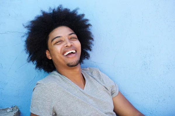 Glücklicher junger schwarzer Mann mit Afro-Lachen — Stockfoto