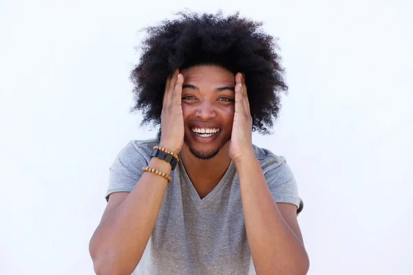 Hombre feliz sonriendo con las manos por la cabeza —  Fotos de Stock