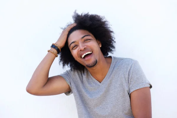 Jonge man met afro lachen — Stockfoto