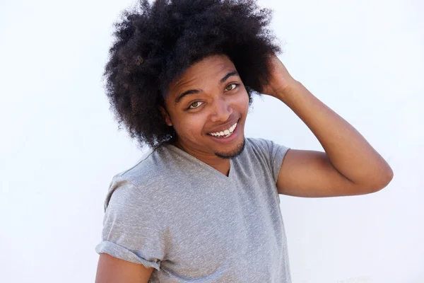 Homem feliz sorrindo com a mão no cabelo — Fotografia de Stock