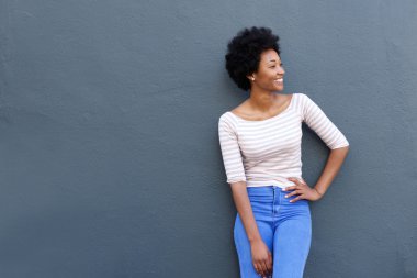 Serin genç Afrikalı kadın 