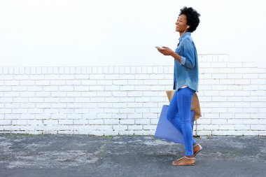 Alışveriş torbalarıyla yürüyüş 