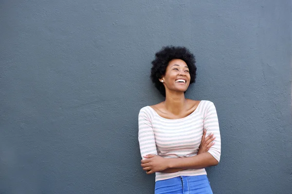 Mooie Afrikaanse vrouw lachen en opzoeken — Stockfoto