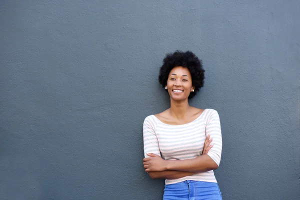 Confident woman smiling with arms crossed — Stock Photo, Image