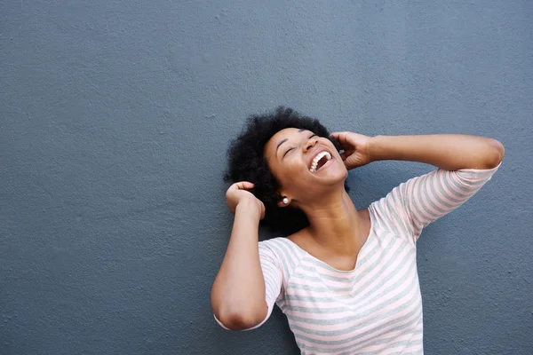 Vackra unga afrikanska kvinnan skrattar — Stockfoto