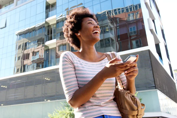 Jovem com telefone celular e bolsa — Fotografia de Stock