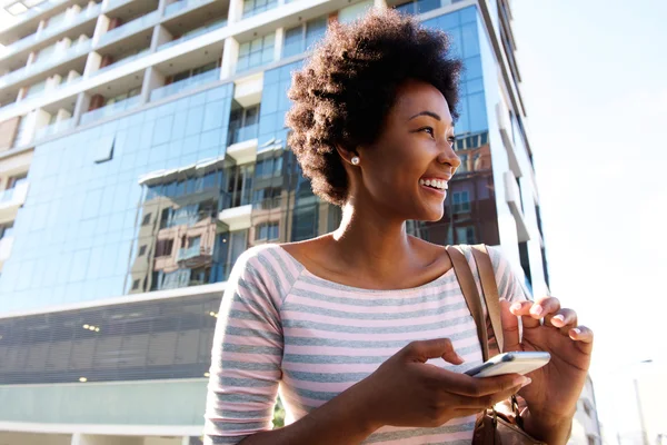 Joyeux jeune femme avec téléphone portable — Photo