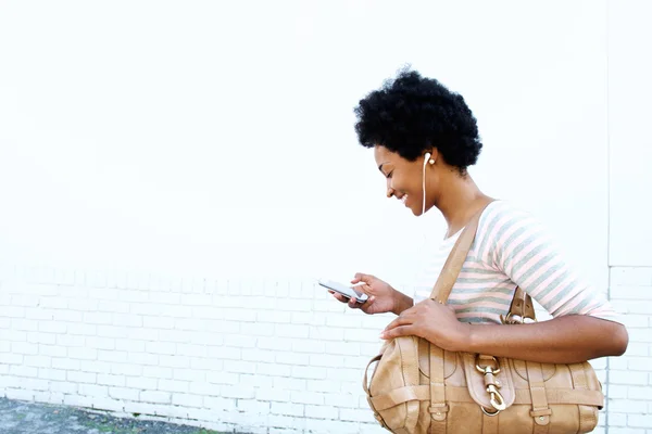Usmívající se žena při pohledu na seznam stop na mobil — Stock fotografie
