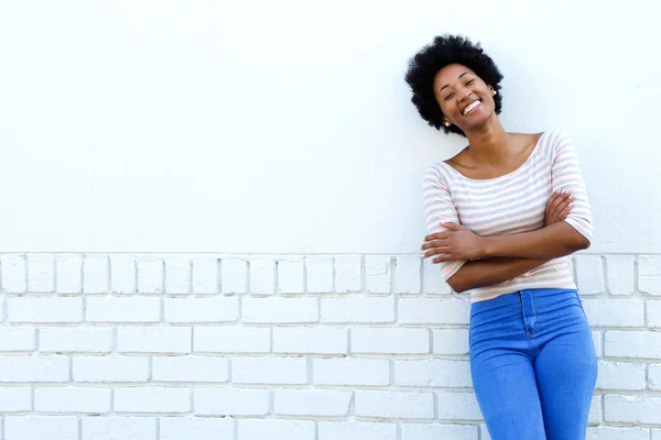 Smiling woman standing with arms crossed — Stock Photo, Image