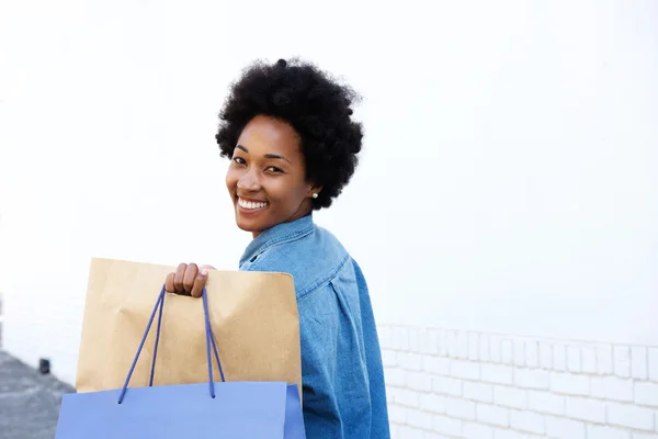 Счастливая женщина, гуляющая с покупками — стоковое фото