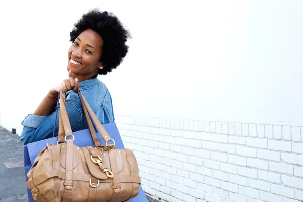 Usměvavá mladá žena s tašky — Stock fotografie